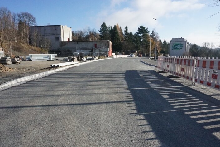 Wann wird die B 92 wieder freigegeben? - Die Bundesstraße in Oelsnitz: Derzeit laufen viele Restarbeiten. Einen Freigabetermin nennt das Straßenbaulandesamt bislang nicht. 
