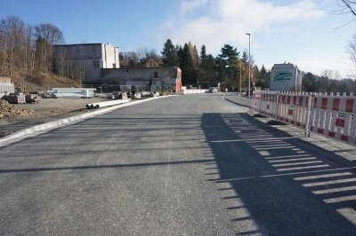 Wann wird die B 92 wieder freigegeben? - Die Bundesstraße in Oelsnitz: Derzeit laufen viele Restarbeiten. Einen Freigabetermin nennt das Straßenbaulandesamt bislang nicht. 