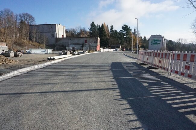 Die Bundesstraße in Oelsnitz: Derzeit laufen viele Restarbeiten. Einen Freigabetermin nennt das Straßenbaulandesamt bislang nicht. 