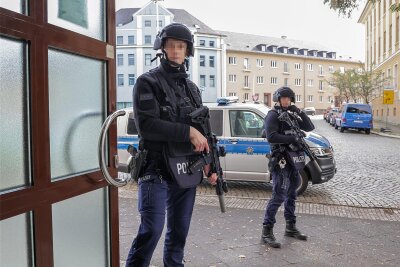 War der XXL-Polizeieinsatz in Glauchau verhältnismäßig? - Schwer bewaffnete Polizei am Scherbergplatz in Glauchau.