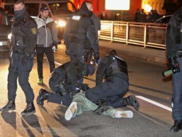 War die Polizei in Lichtenstein zu brutal? - Festnahme am 3. Januar 2022 in Lichtenstein: Wegen Angriffen auf Polizisten sind insgesamt fünf Männer angeklagt. Doch es soll auch Übergriffe der Polizei gegeben haben. 