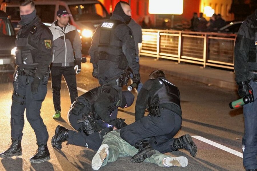 War die Polizei in Lichtenstein zu brutal? - Festnahme am 3. Januar 2022 in Lichtenstein: Wegen Angriffen auf Polizisten sind insgesamt fünf Männer angeklagt. Doch es soll auch Übergriffe der Polizei gegeben haben. 