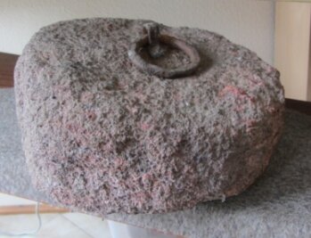 War ein "Stein" in Thüringen und Sachsen mal eine Maßeinheit? - Der mutmaßliche Gewichtsstein aus dem Besitz des Hartmannsdorfers Rolf Krüpfganz. 