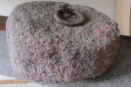 War ein "Stein" in Thüringen und Sachsen mal eine Maßeinheit? - Der mutmaßliche Gewichtsstein aus dem Besitz des Hartmannsdorfers Rolf Krüpfganz. 