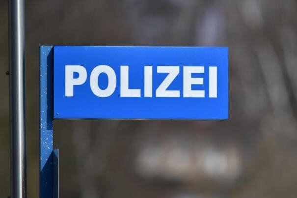 Waren aus Paketen gestohlen - zwei Festnahmen - Zwei Männer stehen im Verdacht, aus einem Paketzentrum im Callenberger Ortsteil Langenchursdorf Waren aus Paketen gestohlen zu haben.