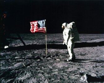 Waren die Amerikaner auf dem Mond? Die Russen wollen nachsehen - "Apollo-11"-Astronaut Edwin "Buzz" Aldrin steht am 20. Juli 1969 neben einer amerikanischen Flagge auf dem Mond.