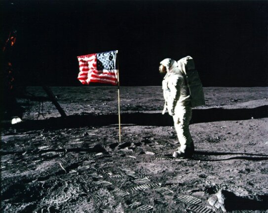 "Apollo-11"-Astronaut Edwin "Buzz" Aldrin steht am 20. Juli 1969 neben einer amerikanischen Flagge auf dem Mond.