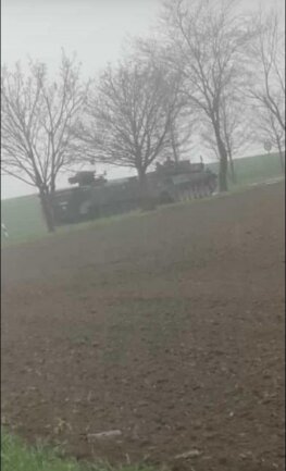 Das unscharfe Foto ohne Ortsangabe könnte dagegen Panzer der Bundeswehr zeigen. 