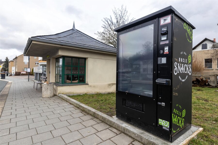 Warenautomat in Ellefeld aufgebrochen: Polizei fasst Tatverdächtige - Der Snack-Automat neben dem Rathaus in Ellefeld ist in der Nacht zum Montag Ziel von Einbrechern geworden.