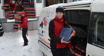 Warmes Menü hilft in kalter Zeit - Kathrin Voigt (links) und Arite Gazdik gehören zu den 25 Fahrern, die Essen auf Rädern verteilen. Frauen sind hier in der Mehrheit.