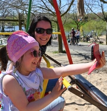 Die sechsjährige Emma Kelimes mit ihrer Mutter Andrea beim gemeinsamen Foto auf der Schaukel im Sonnenlandpark.