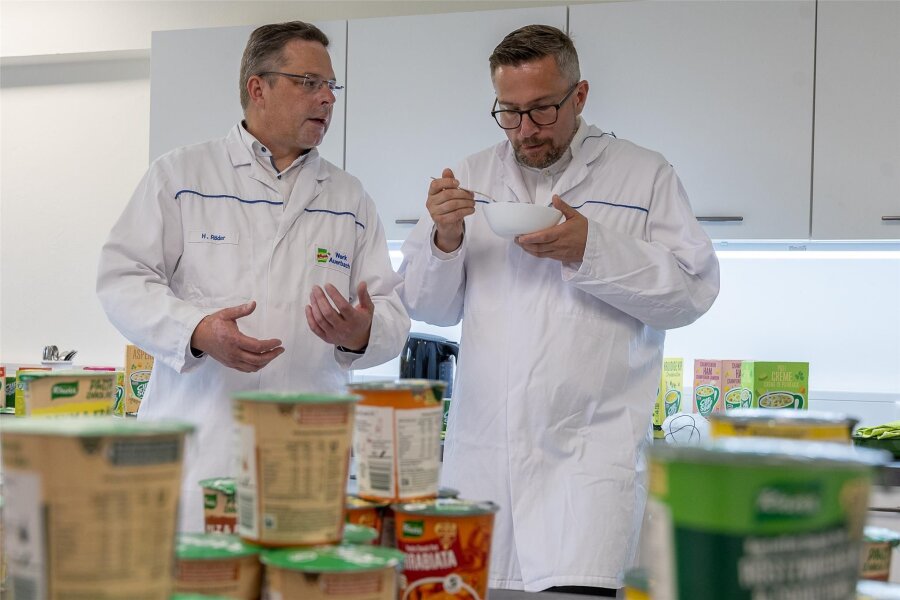 Warnende Worte von Wirtschaftsminister Dulig bei Besuch von Unilever in Auerbach - Probeverkostung: Wirtschaftsminister Martin Dulig (SPD, rechts) hat das Unilever-Werk in Auerbach besucht. Werkleiter Heiko Röder (links) präsentierte die künftigen Produkte.