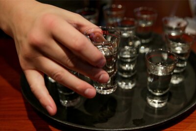 Warnhinweise für Alkohol: Gibt es bald strengere Regelungen? - Knapp 500.000 Sachsen haben laut dem jüngsten Suchtbericht einen „klinisch relevanten“ Alkoholkonsum – das heißt, sie trinken mehr, als noch gesund wäre.