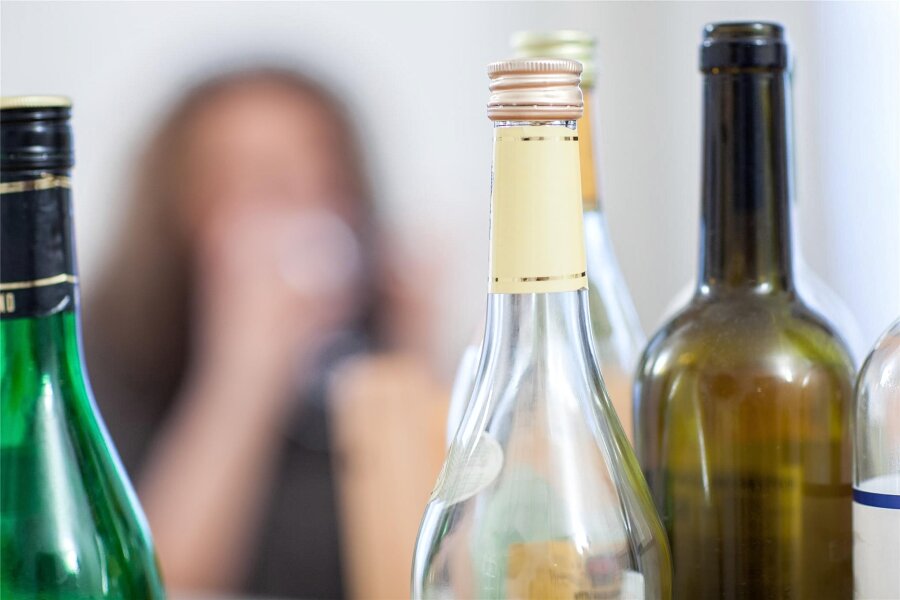 Warnhinweise für Alkohol sollen Suchtprobleme lindern - Jeder Sechste trinkt über die Feiertage zu viel.
