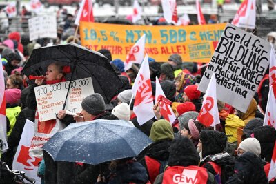 Warnstreik am Nikolaustag: Hochschul-Beschäftigte aufgerufen - Lehrer haben in Leipzig für mehr Lohn demonstriert. Am Mittwoch ist erneut mit einem Warnstreik zu rechnen.