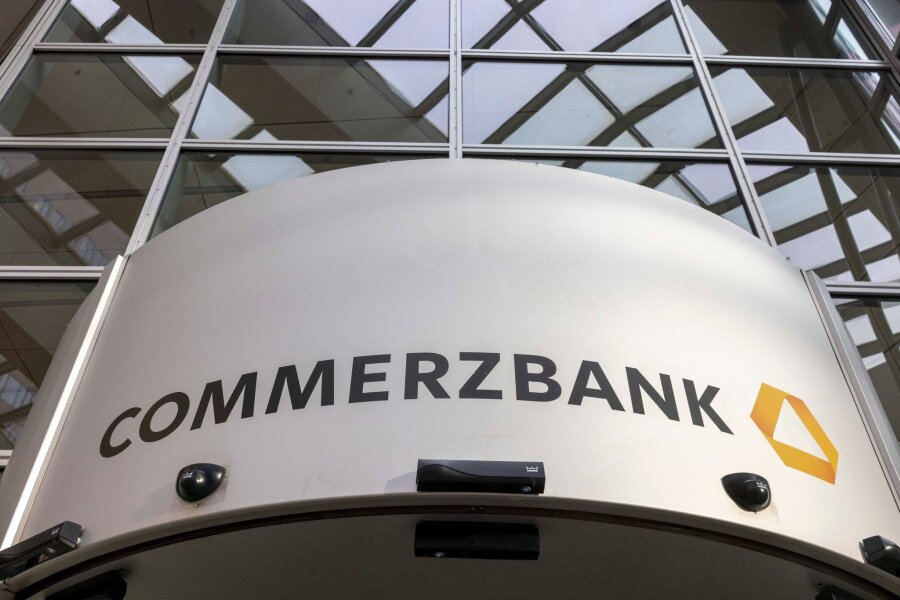 Warnstreik bei Banken in Thüringen, Sachsen-Anhalt, Leipzig - Der Schriftzug "Commerzbank" ist auf Commerzbank-Tower im Zentrum der Bankenstadt zu sehen.