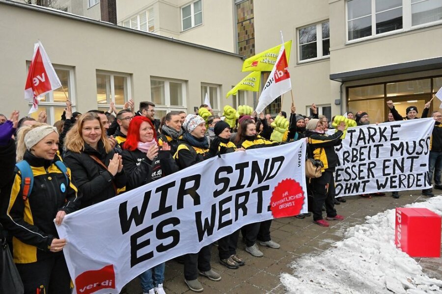 Warnstreik bei der Post: Chemnitzer Zusteller streiken für 15 Prozent mehr Lohn - Etwa 150 Postbeschäftige aus Chemnitz und Umgebung haben am Freitag am Haus der Gewerkschaften für mehr Lohn gestreikt. 