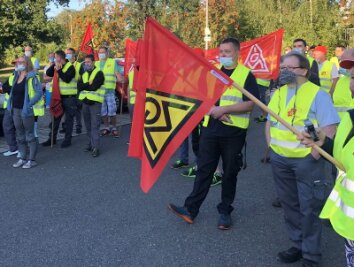 Warnstreik bei Grammer in Zwickau - Mitarbeiter fordern mehr Geld - Etwa 100 Mitarbeiterinnen und Mitarbeiter der Firma Grammer haben am Freitagmorgen in Zwickau gestreikt.
