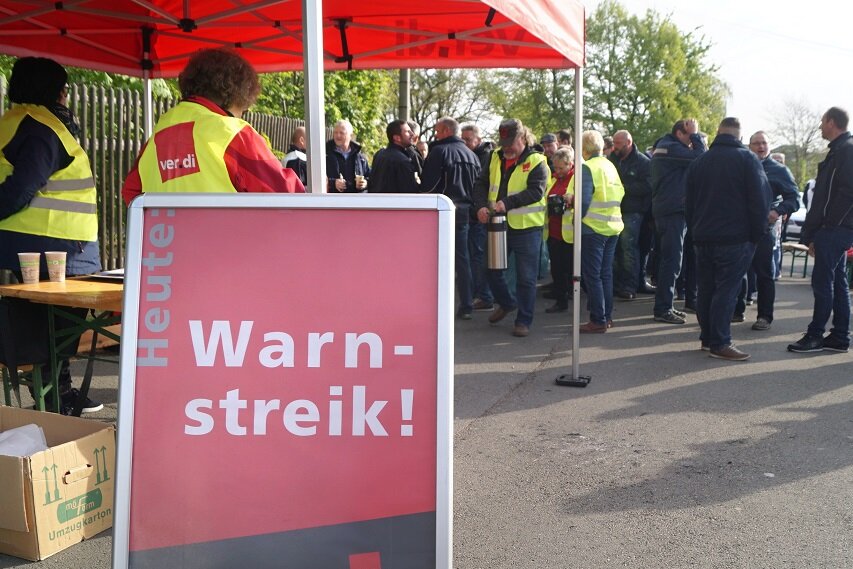 Warnstreik im Busverkehr angelaufen - Die Streikenden trafen sich auf dem Busparkplatz in der Nähe des Hauptbahnhofs.
