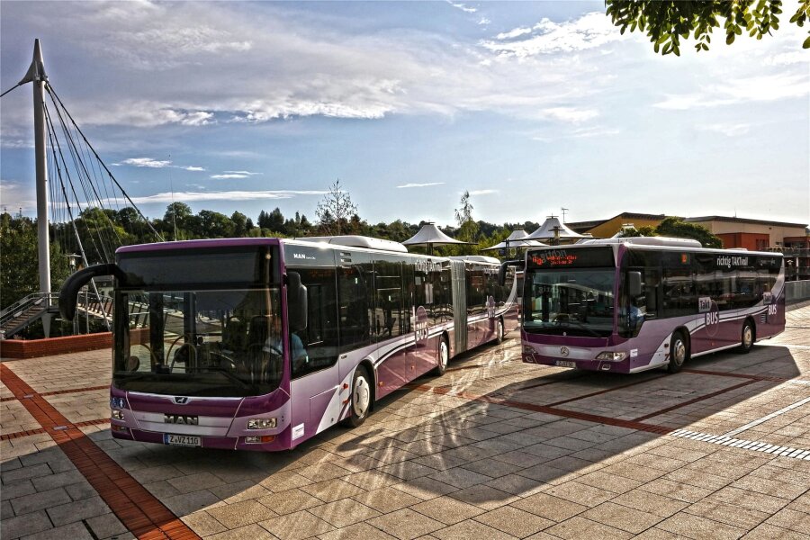 Warnstreik im Nahverkehr: Auch Regionalverkehr Westsachsen wird am Freitag bestreikt - Busse der Plusbus-Linie 136 in Wilkau-Haßlau. Die Linie wird vom Regionalverkehr Westsachsen bedient.