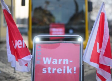 Warnstreik im Nahverkehr beendet: Weitere Beratungen - Ein Schild "Warnstreik" steht vor einem Bus der Dresdner Verkehrsbetriebe (DVB).