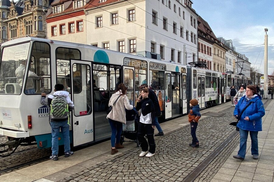 Warnstreik im Nahverkehr: Darauf müssen sich Fahrgäste am Freitag in Zwickau einstellen - Am Freitag wird am Hauptmarkt keine Straßenbahn zu sehen sein – und auch nirgends sonst in der Stadt. Alle Straßenbahnen bleiben im Depot.
