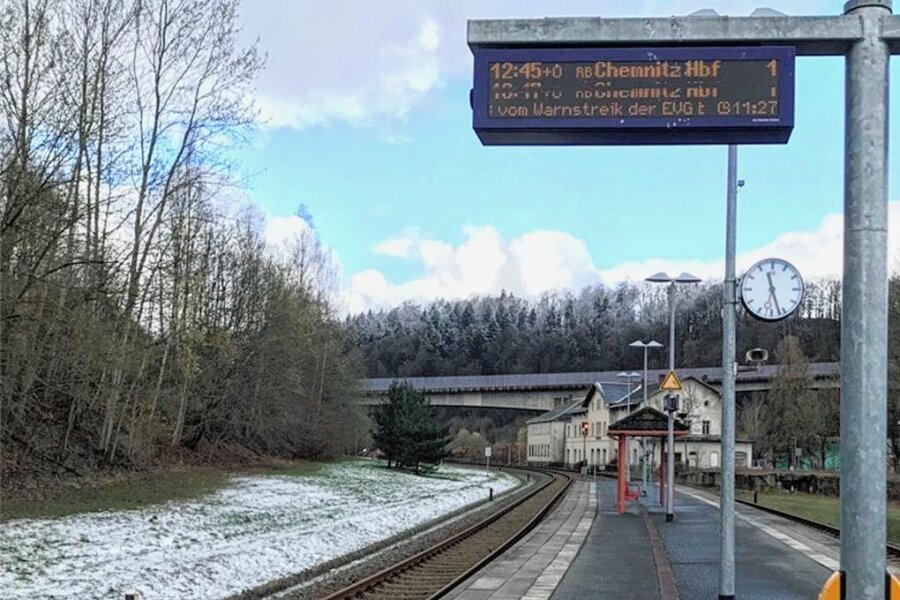Warnstreik im Nahverkehr: So ist die Lage im Erzgebirge - Am Zschopauer Bahnhof informiert die Anzeigetafel Fahrgäste über den Streik. 