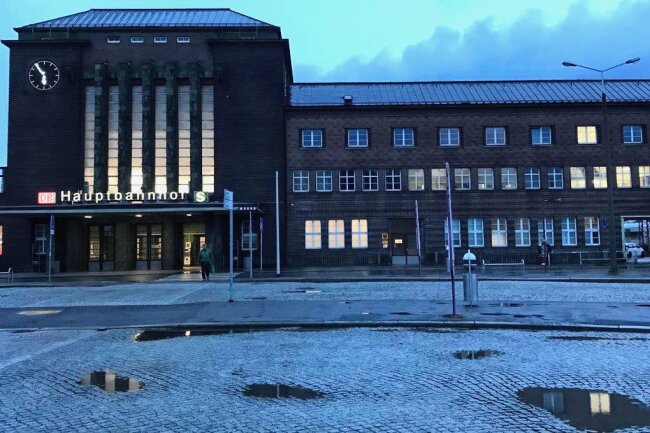 Warnstreik in Zwickau: Wenn "Eltern-Taxis" und Fahrgemeinschaften plötzlich Hochkonjunktur haben - Gähnende Leere am Montagfrüh am Hauptbahnhof in Zwickau. 