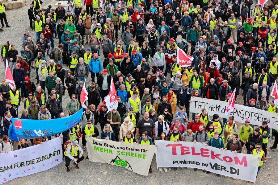 Warnstreiks bei Telekom vor Tarifrunde - Schon Ende April gingen Beschäftigte der Telekom bei einem bundesweiten Warnstreik auf die Straße.
