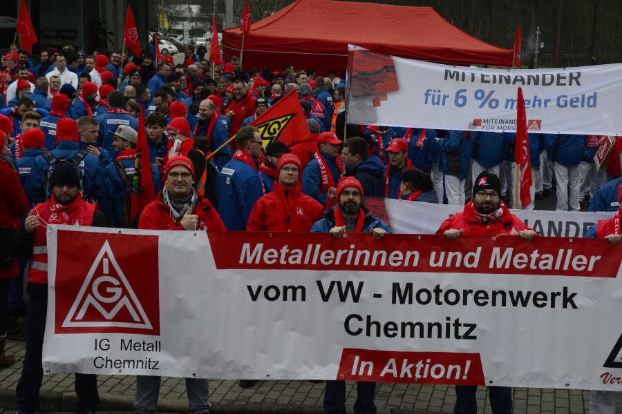 Warnstreikwelle der IG Metall rollt - Auch vor den Toren des VW Motorenwerks in Chemnitz gingen Metaller auf die Straße.