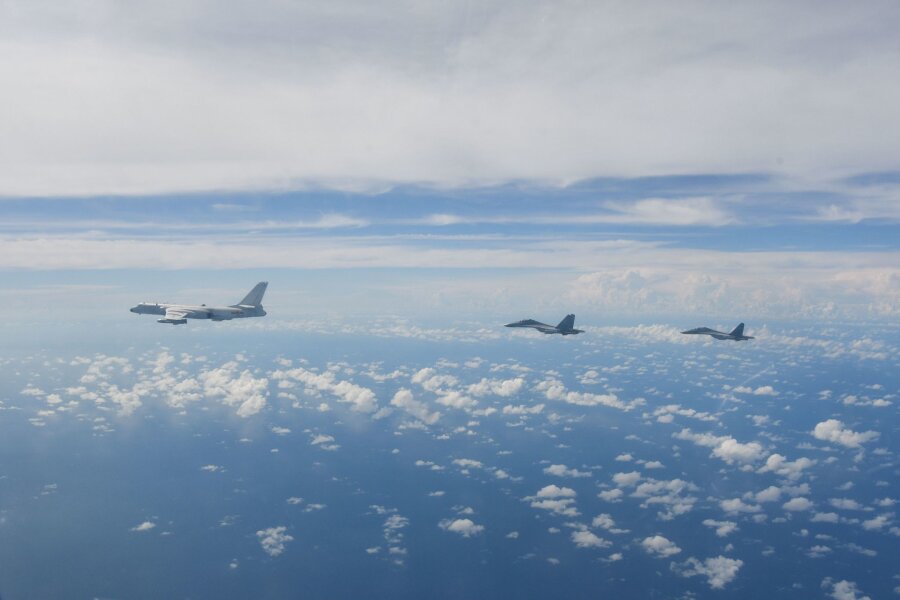 Warnung an Taiwan: China hält große Militärübung ab - Chinesische Kampfflugzeuge in der Luft: China startet die wohl größte Militärübung seit etwa einem Jahr.