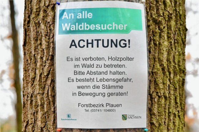 Warnung für Besucher im Werdauer Wald: Holzstapel nicht betreten - Solche Aushänge finden Spaziergänger an viel frequentierten Stellen im Werdauer Wald.