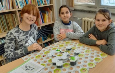 Wartbergschule richtet sich ein Spielzimmer ein - Schülerinnen der Klasse 4a der Plauener Wartberg-Grundschule testen eines der neuen Spiele. 