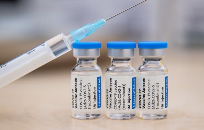 Der Impfstoff von Johnson & Johnson ist ein vektorbasierter Impfstoff. Laut RKI enthalten die Covid-19-Vektorimpfstoffe ungefährliche Trägerviren, in deren Genom der Bauplan für das Spikeprotein (Sars-Cov-2-Oberflächenprotein) eingebaut ist. 