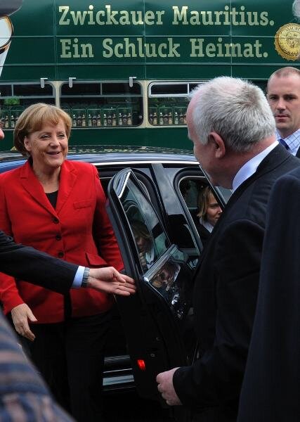 Warten auf die Kanzlerin: Keine Zeit für Gespräche - 
              <p class="artikelinhalt">Willkommen in Zwickau. Georg Milbradt begrüßt die Bundeskanzlerin Angela Merkel vor der Stadthalle. </p>
            