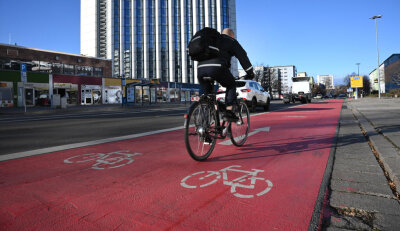 Warten auf Fördergeld: Radweg-Projekte ausgebremst - Die neue Spur für Radfahrer auf der Brückenstraße 