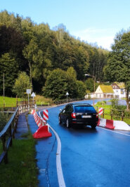 Warten, hoffen, stoppen: Die schmalen Brücken in Neuhausen - Der Durchlass am Bahnübergang, wie ihn die Experten nennen, wurde 2015 verengt. 