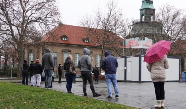Obwohl alle einen online gebuchten Termin hatten, gab es am Dienstagmittag wieder eine lange Schlange am Testzentrum auf dem Platz der Völkerfreundschaft in Zwickau. 