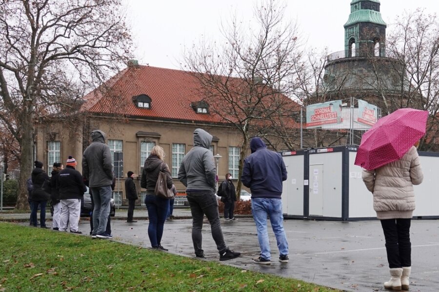 Wartezeit vor Testzentren sorgt für Frust - Obwohl alle einen online gebuchten Termin hatten, gab es am Dienstagmittag wieder eine lange Schlange am Testzentrum auf dem Platz der Völkerfreundschaft in Zwickau. 