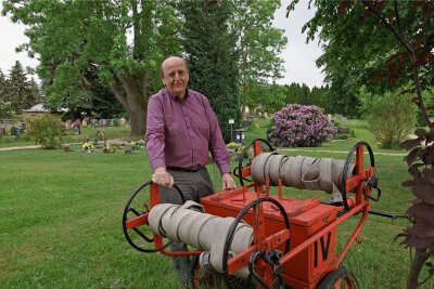 Warum alte Feuerwehr-Technik auf dem Friedhof in Glauchau-Gesau ausgestellt wird - Christoph Scheurer ist in seinem Heimatort Vorsitzender des St. Andreas-Vereins, der die Arbeit der Kirchgemeinde Glauchau-Gesau unterstützt. 