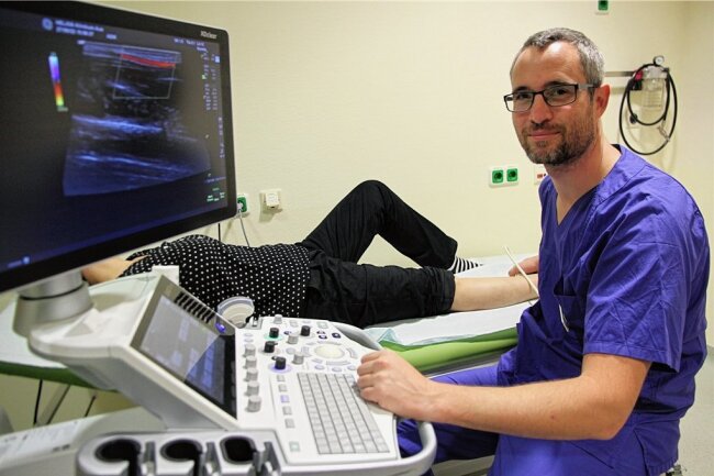 Warum am Auer Klinikum jetzt ein Angiologe arbeitet - Angiologe Holger Fischer bei der Untersuchung der Gefäße einer Patientin. 