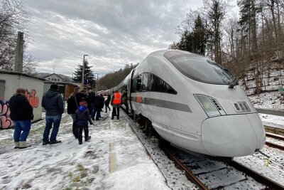 Warum am Dienstag ein ICE im Vogtland einen Stopp einlegte - Mit reichlich Verspätung traf das fahrende ICE-Labor am Dienstag am Bahnhof Barthmühle ein.