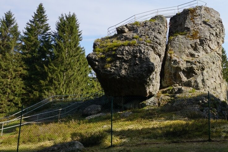 Warum am Schneckenstein große Randfichten fallen - Am Topasfelsen Schneckenstein hat wieder die Besuchersaison begonnen. Ein Teil des Schutzzaunes ist bereits erneuert.