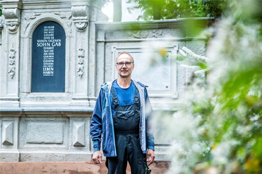 Warum am Sonntag auf dem Oelsnitzer Friedhof gegrillt wird - „Es ist ein schöner Ort“, sagt Friedhofsmeister Matthias Häschel über die Oelsnitzer Anlage, die nicht nur von Hinterbliebenen aufgesucht werde.