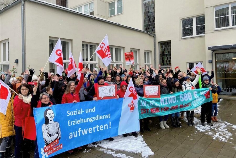 Warum an Chemnitzer Kitas gestreikt wird - "Heute ist kein Arbeitstag, heute ist ein Streiktag", riefen die Erzieherinnen und Erzieher beim Gruppenfoto am Mittwoch hinter dem Haus der Gewerkschaften an der Augustusburger Straße. 