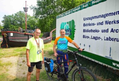 Warum an der Talsperre ein Container platziert wurde - Ronny Enke (r.) und Andreas Osse vom Interessenverband Koberbachtalsperre vor dem Container, aus dem eine Fahrradausleihstation gemacht werden soll. 