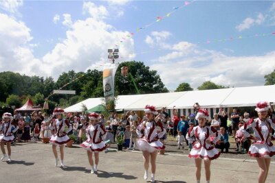 Warum an der Talsperre Pöhl mitten im Sommer Fasching gefeiert wird - Die Mitglieder des Jocketaer Carnevalsclubs sorgten für Stimmung. 
