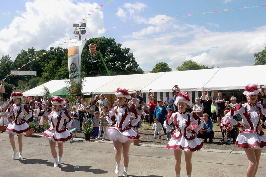 Warum an der Talsperre Pöhl mitten im Sommer Fasching gefeiert wird - Die Mitglieder des Jocketaer Carnevalsclubs sorgten für Stimmung. 