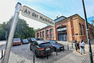 Warum auf einem Privatparkplatz in Chemnitz Gebühren gezahlt werden müssen - Am Parkplatz An der Markthalle neben der Bierbrücke müssen alle Autobesitzer Parkgebühren zahlen. Geht es nach der Stadt, soll sich das für einen bestimmten Autofahrerkreis bald ändern.