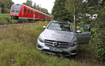 Warum Autodiebe an der Landesgrenze die A 4 verlassen - Der Mercedes vom Typ GLC stand neben der Bahnstrecke. 